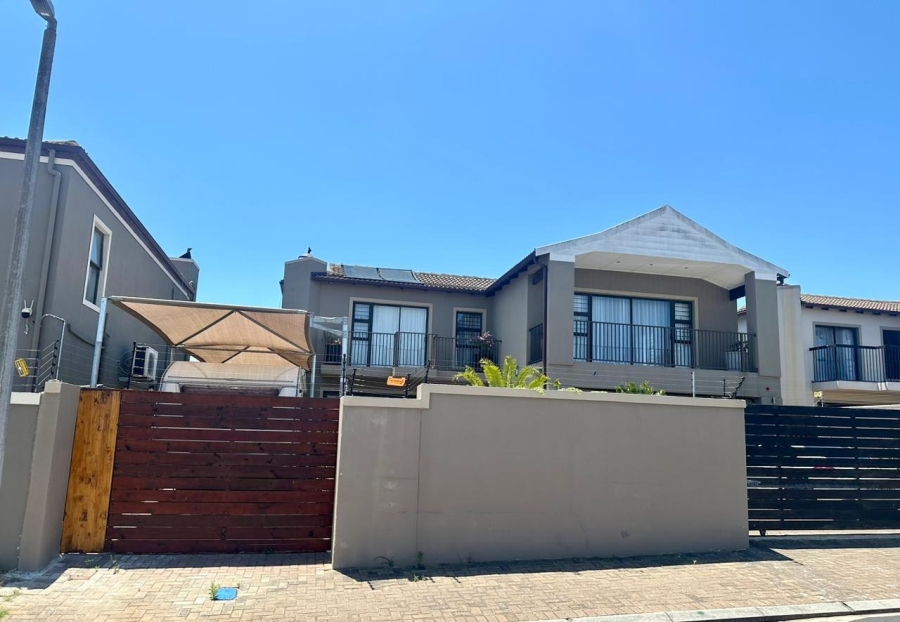 To Let 4 Bedroom Property for Rent in Parklands Western Cape